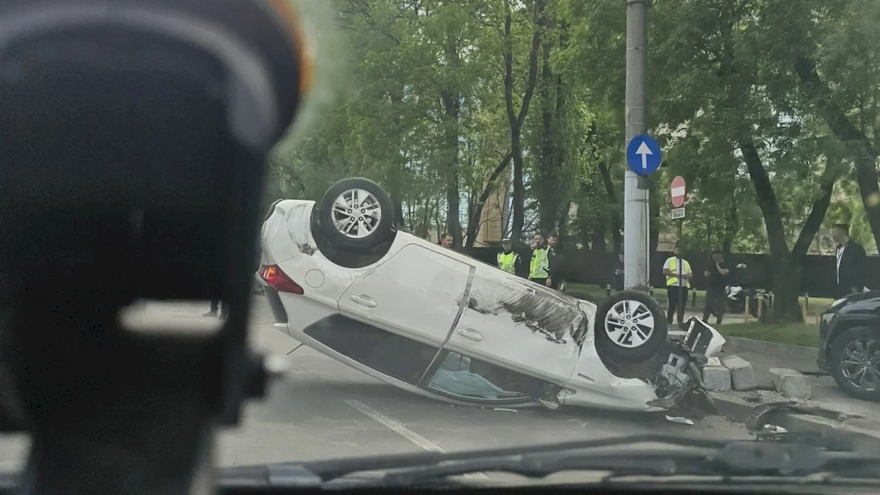 BREAKING NEWS O mașină s-a răsturnat în Cotroceni! Traficul a fost îngreunat