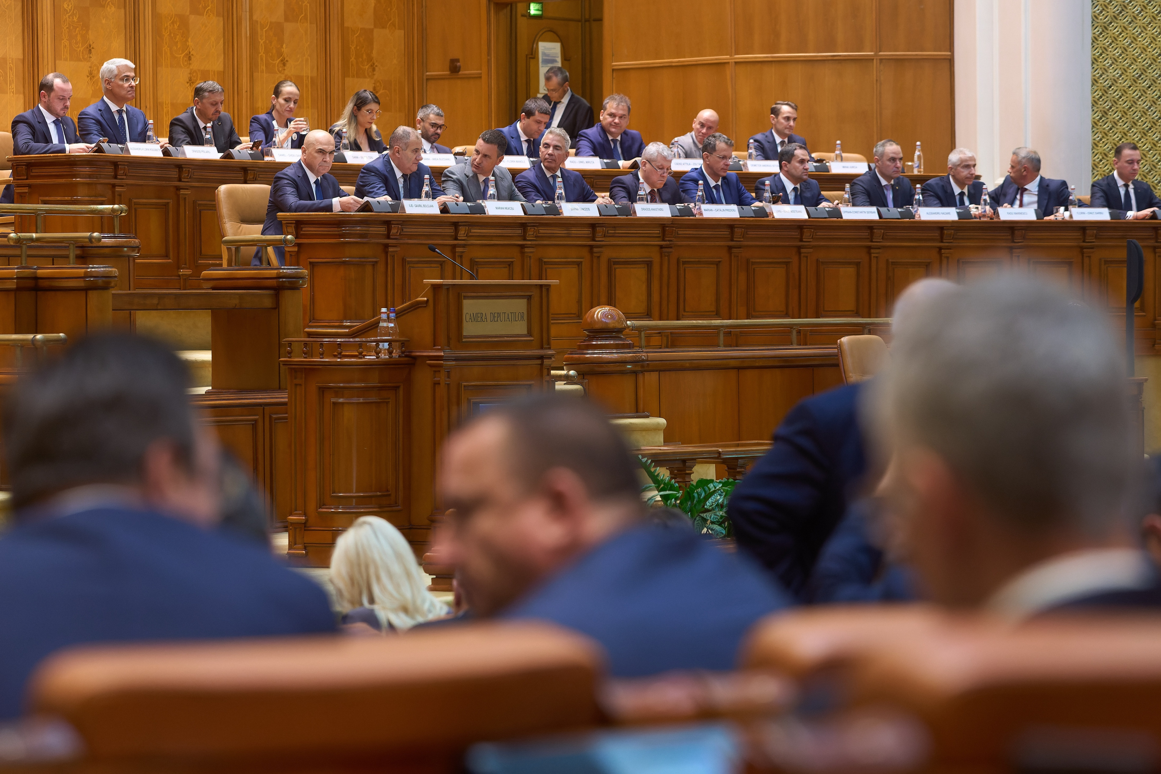 Moțiunea de cenzură votată azi. De câte voturi este nevoie pentru ca Guvernul condus de Ilie Bolojan să cadă 