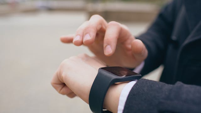 (P) Ceasul care face totul, fără să te copleșească cu funcții inutile