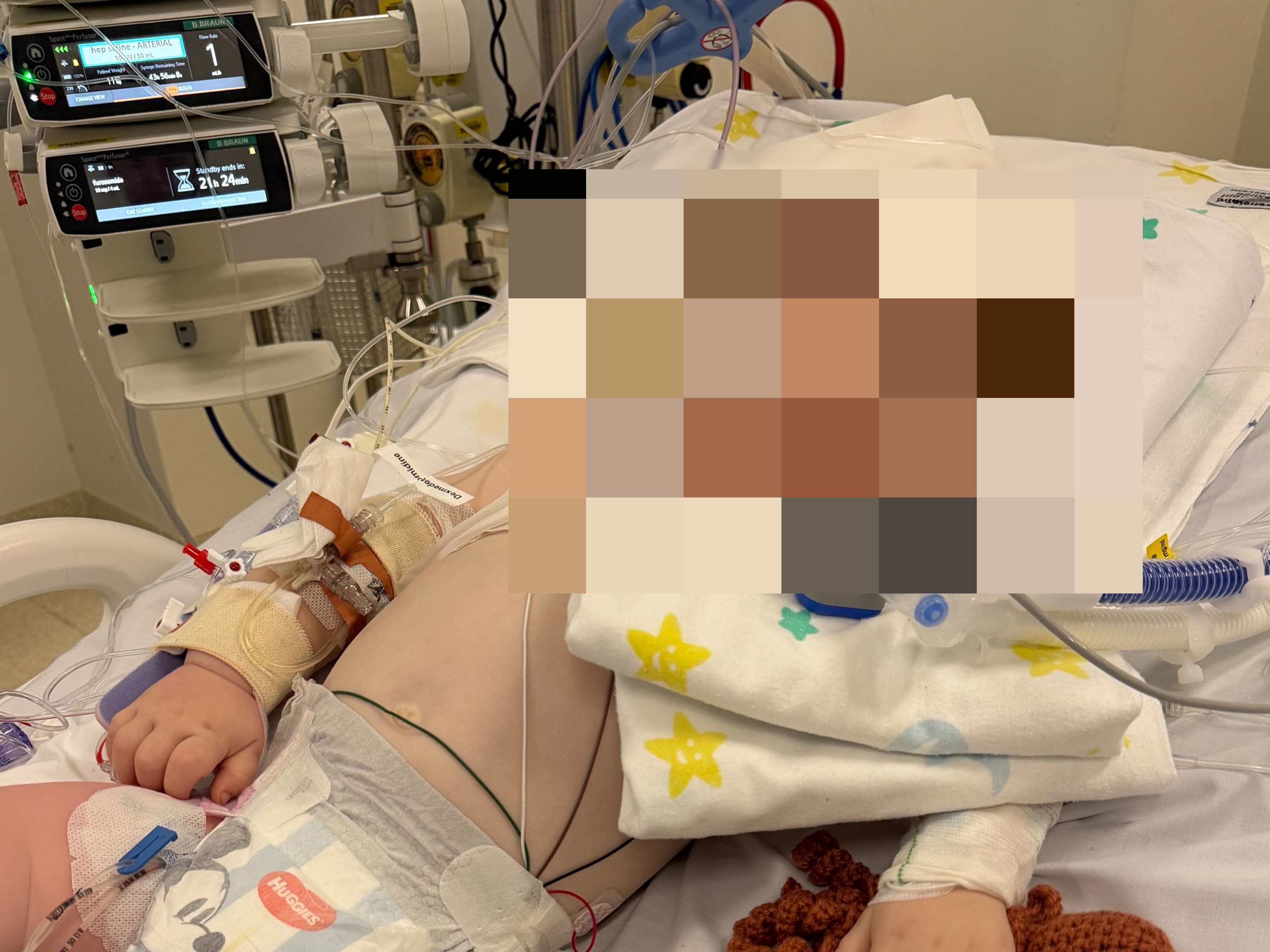 Un copil se află în comă indusă după ce a inhalat un praf folosit pentru decorarea deserturilor 