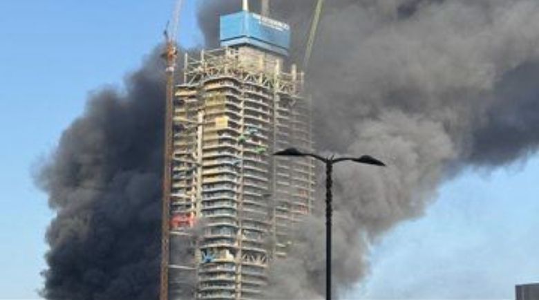 Un zgârie-nori din Dubai a fost cuprins de foc.