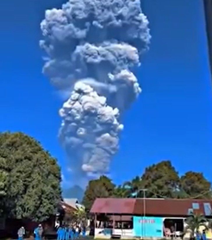 Erupție vulcan Dukono