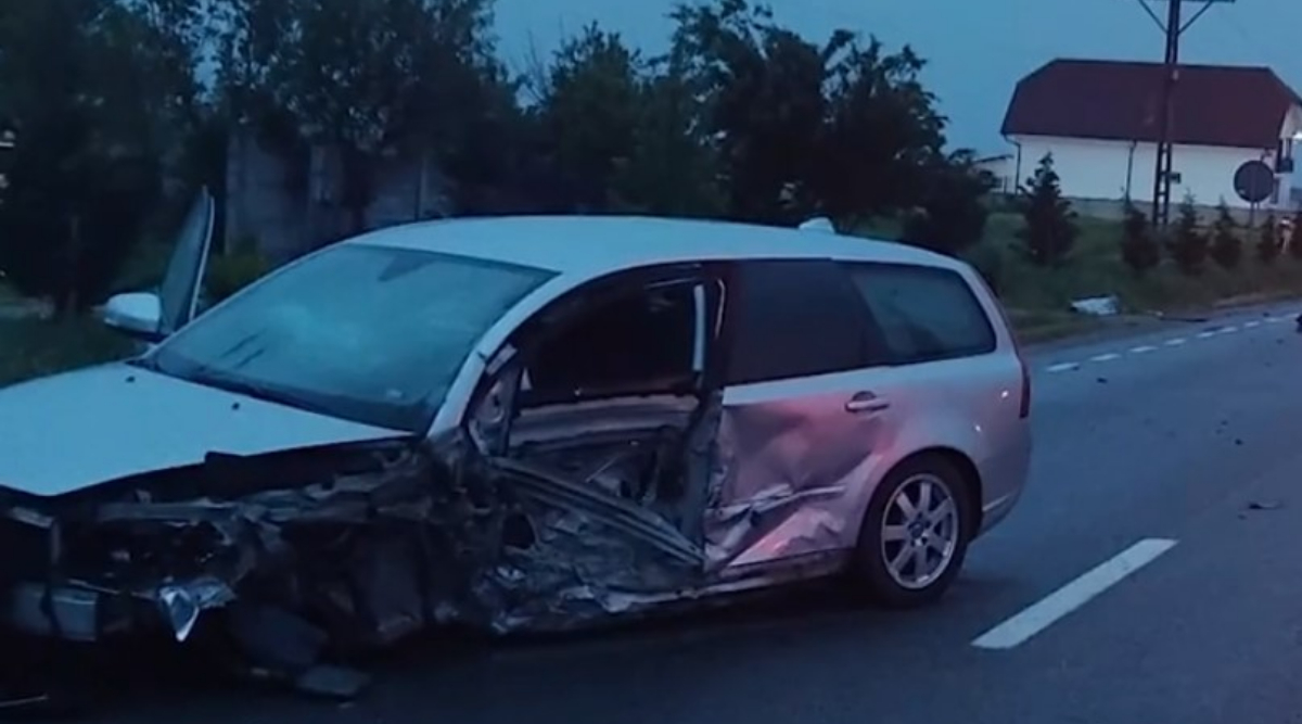 Un șofer și-a pierdut viața pe loc după ce un autoturism și un camion s-au ciocnit violent, în Gorj