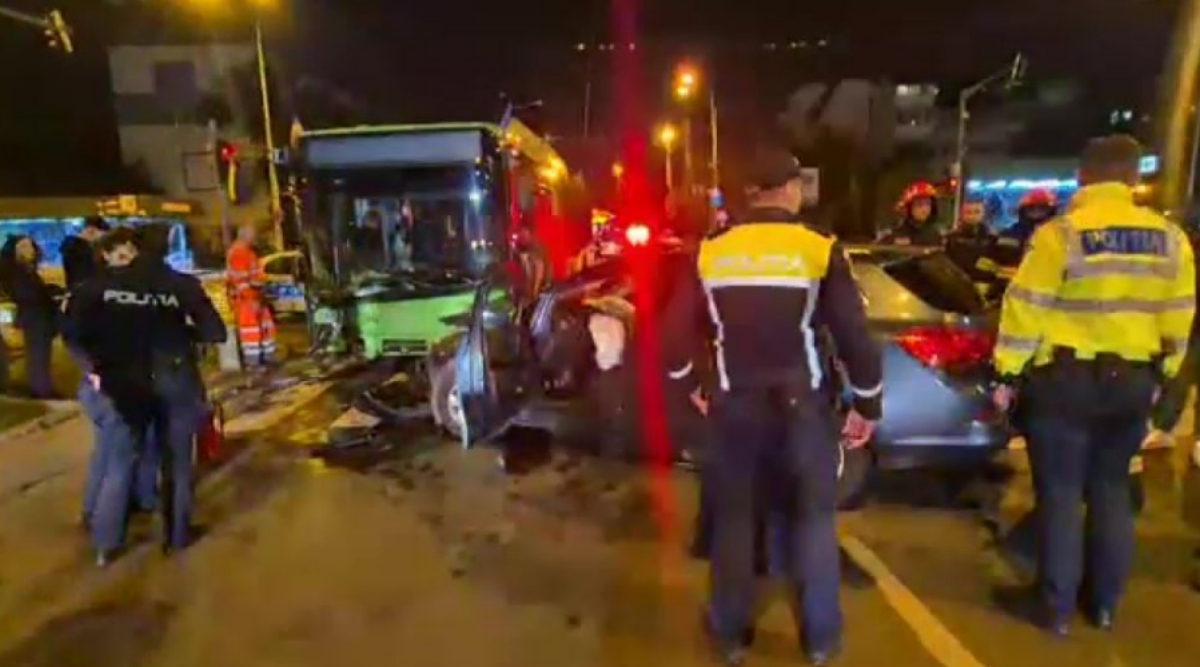 Un autobuz electric și un autoturism s-au ciocnit violent în sectorul 6 din București