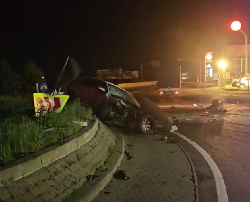 VIDEO Un șofer cu permisul suspendat a ajuns la spital după ce a lovit un sens giratoriu, pe DN1