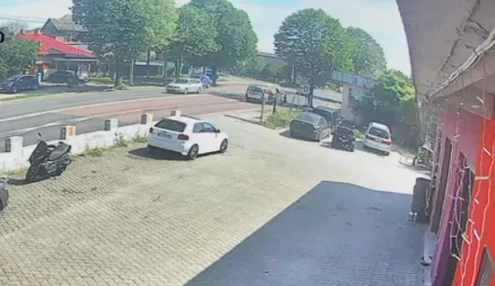VIDEO Momentul în care o mamă și copilul ei sunt loviți pe trecere de o mașină condusă de un șofer de 79 de ani, în Eforie Sud