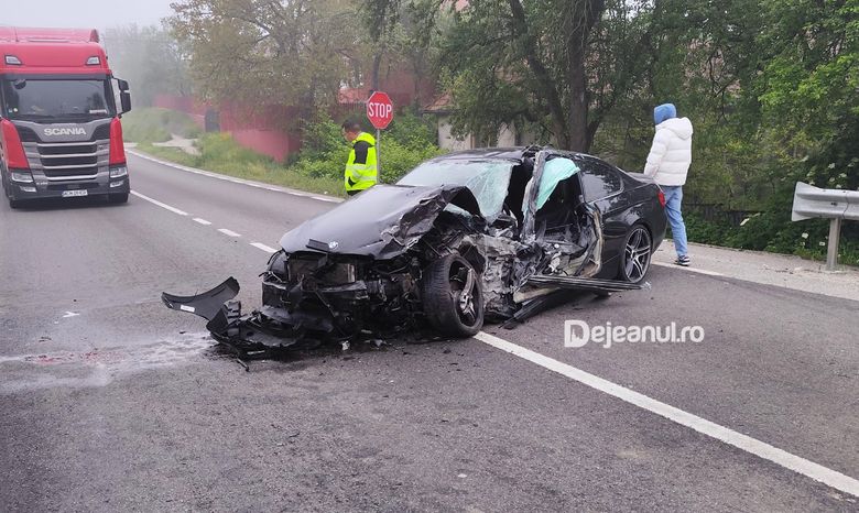 O mașină și un camion s-au ciocnit violent la Căpâlna.