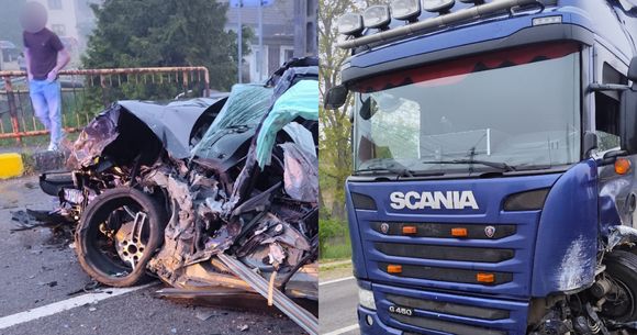 O mașină și un camion s-au ciocnit violent la Căp&acirc;lna.