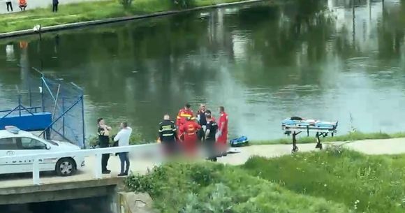 Doi adolescenți de 16 ani, la un pas de &icirc;nec, &icirc;n Chitila, după ce un t&acirc;năr a sărit &icirc;n lac să salveze o fată