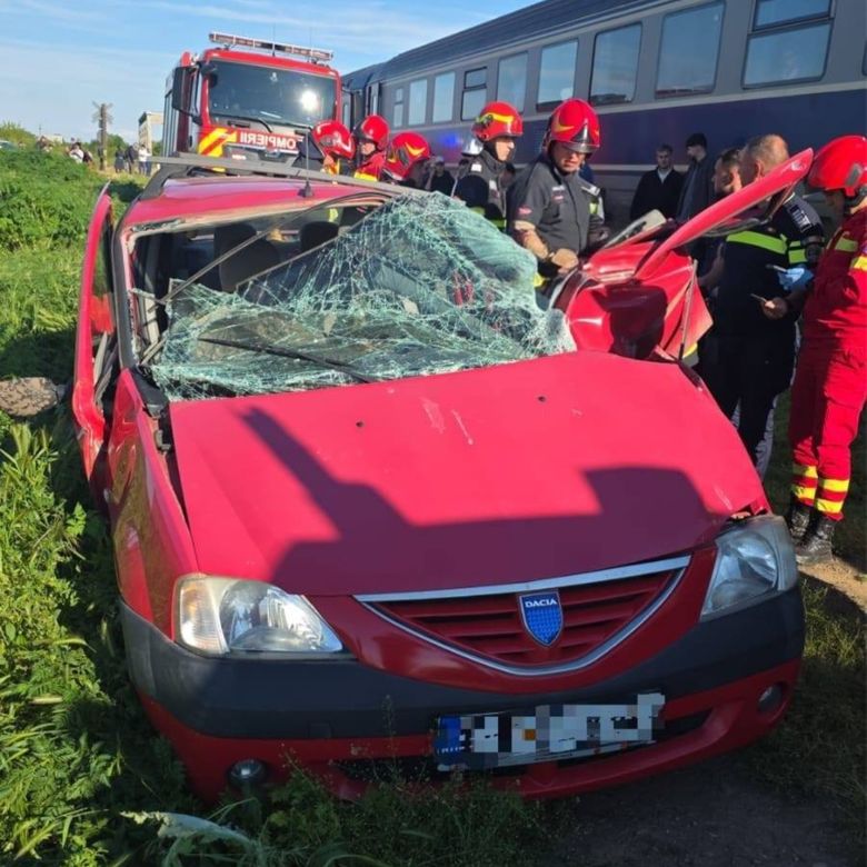 Mașină lovită de tren