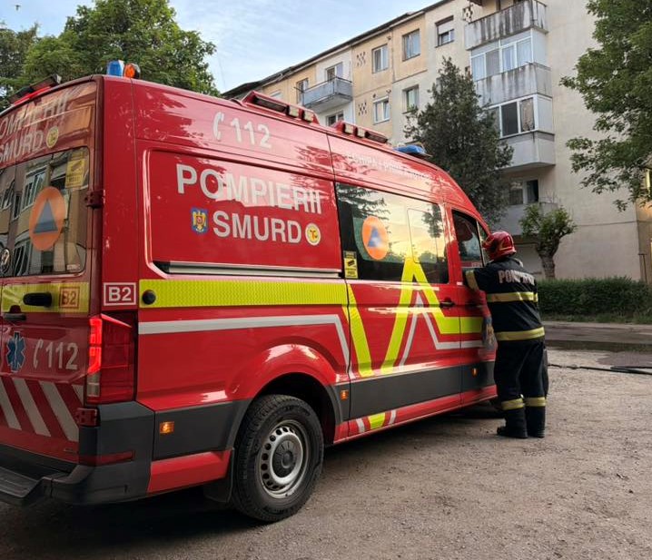 Un bărbat a fost găsit carbonizat după ce flăcările i-au cuprins casa, în Satu Mare. Soția se afla în stop cardiac
