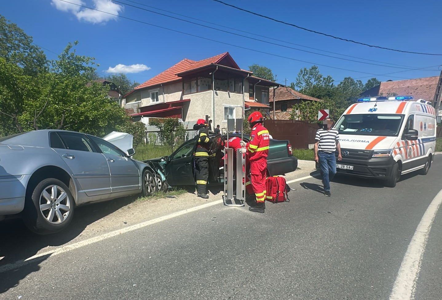 O femeie s-a stins din viață la spital, după un impact violent pe DN64. Alte 2 persoane au fost rănite