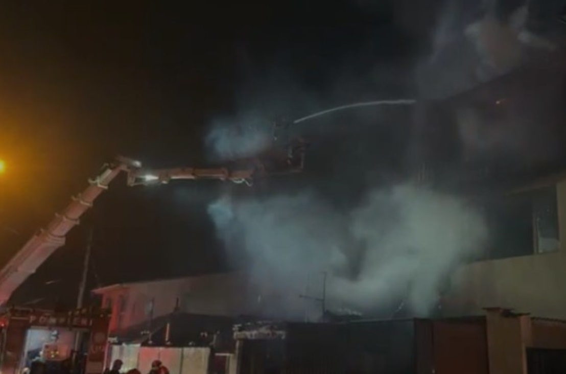 Mai multe locuințe din Sectorul 5 au fost cuprinse de foc! Pagubele sunt uriașe