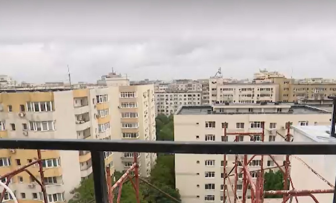 O adolescentă de 15 ani și-a pierdut viața după ce a căzut de pe terasa unui bloc aflat în reabilitare, în Sectorul 2 al Capitalei