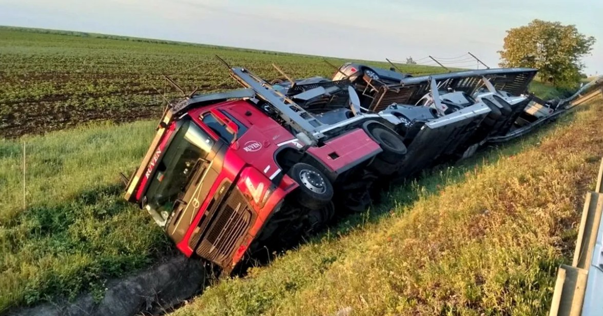 ULTIMA ORĂ Un tir încărcat cu mașini s-a răsturnat pe A1