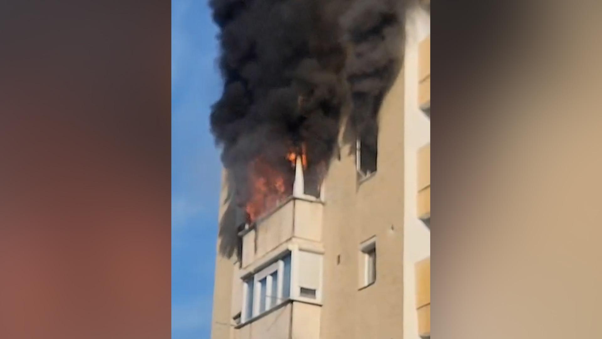 Foc puternic izbucnit la un bloc din Arad. Zeci de locatari au intrat în panică