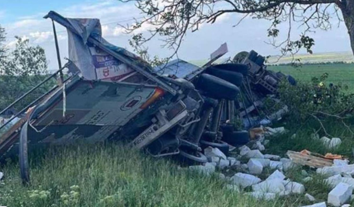 Tir făcut bucăți pe un drum din Republica Moldova. Doi români și-au pierdut viața în urma accidentului violent