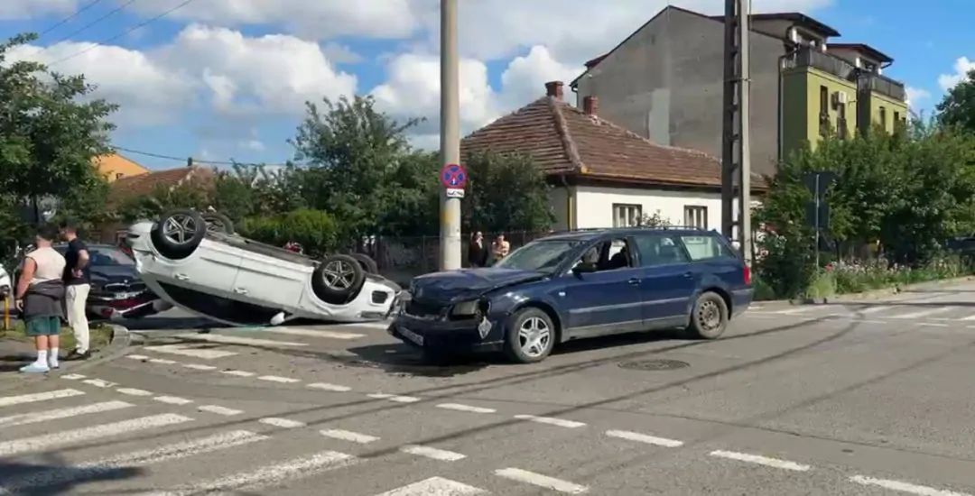 Un copil de 10 ani a ajuns la spital după ce două mașini s-au ciocnit violent într-o intersecție din Timișoara