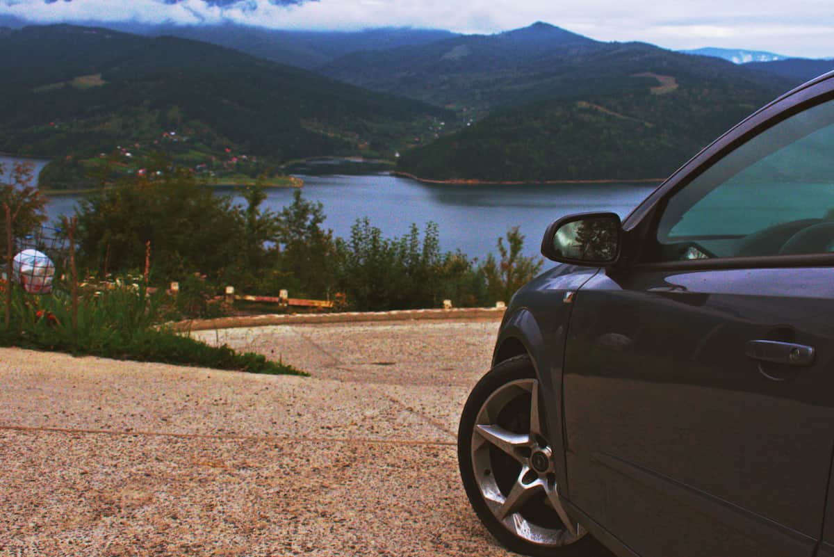 (P) Experiența unui road trip în România cu un serviciu de rent a car - Află cum te poate ajuta închirierea unei mașini să te bucuri de vacanță!