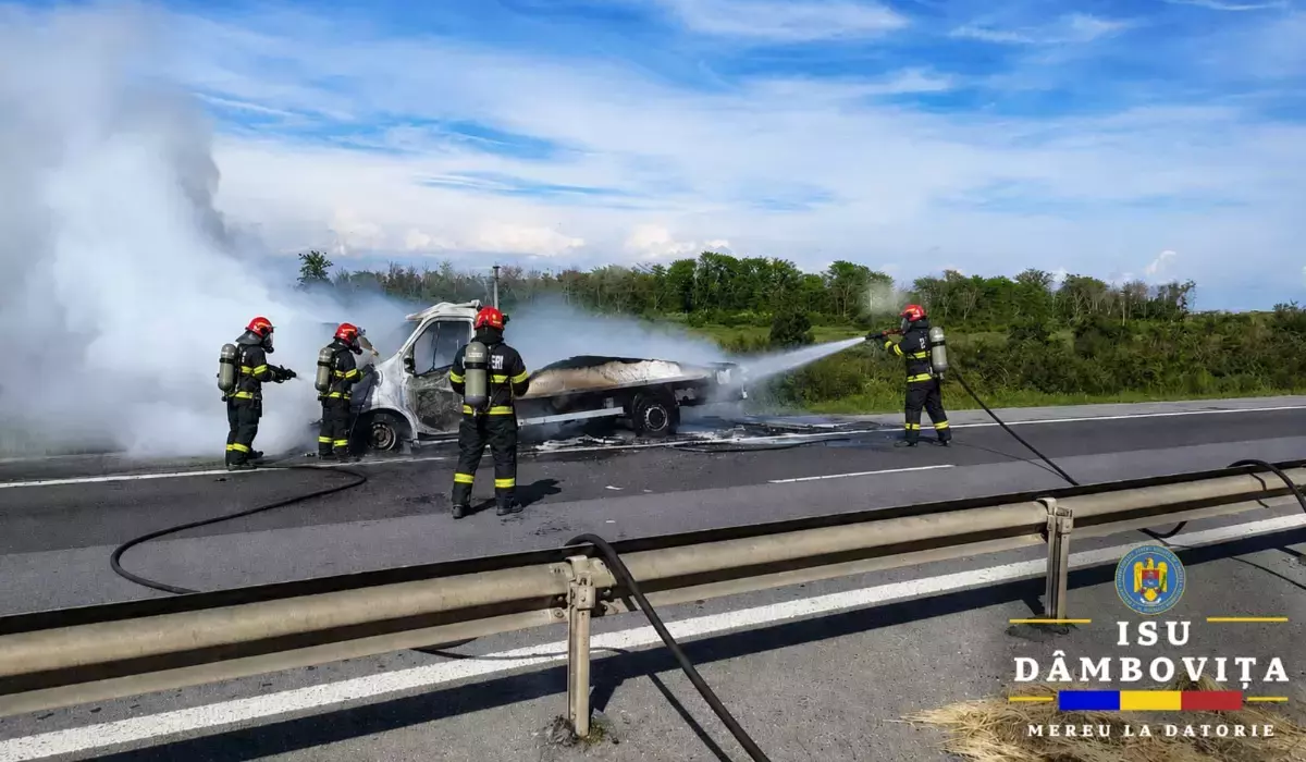 Trafic blocat pe autostrada A1 București-Pitești după ce o autoutilitară a fost cuprinsă de foc în mers