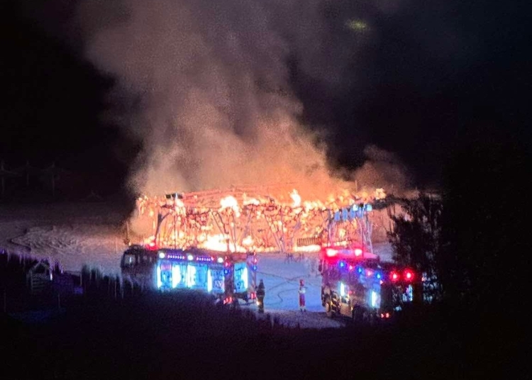 Un renumit club de pe plajă din Mamaia a fost cuprins de foc! Localul nu deținea autorizație ISU