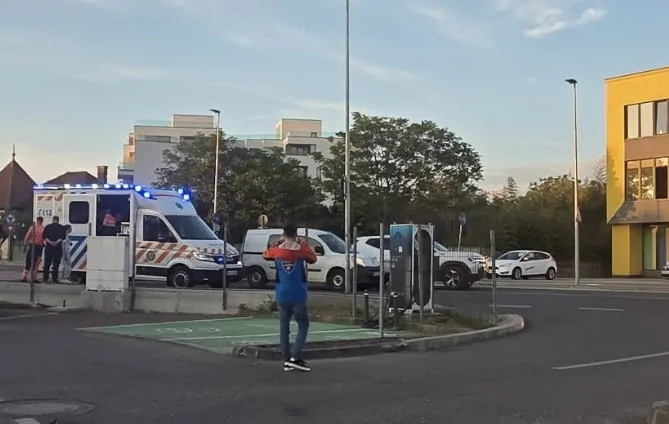 Adolescentă de 14 ani din Satu Mare, transportată la spital după ce a fost izbită de o mașină pe trecerea de pietoni