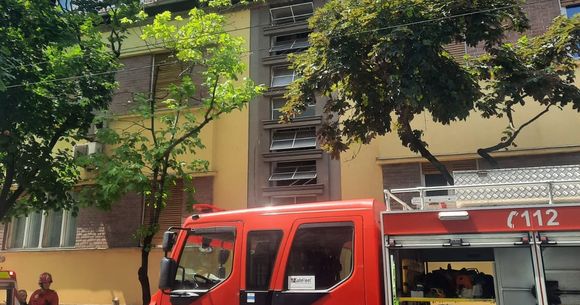 Flăcările au cuprins mansarda unei case din Timișoara