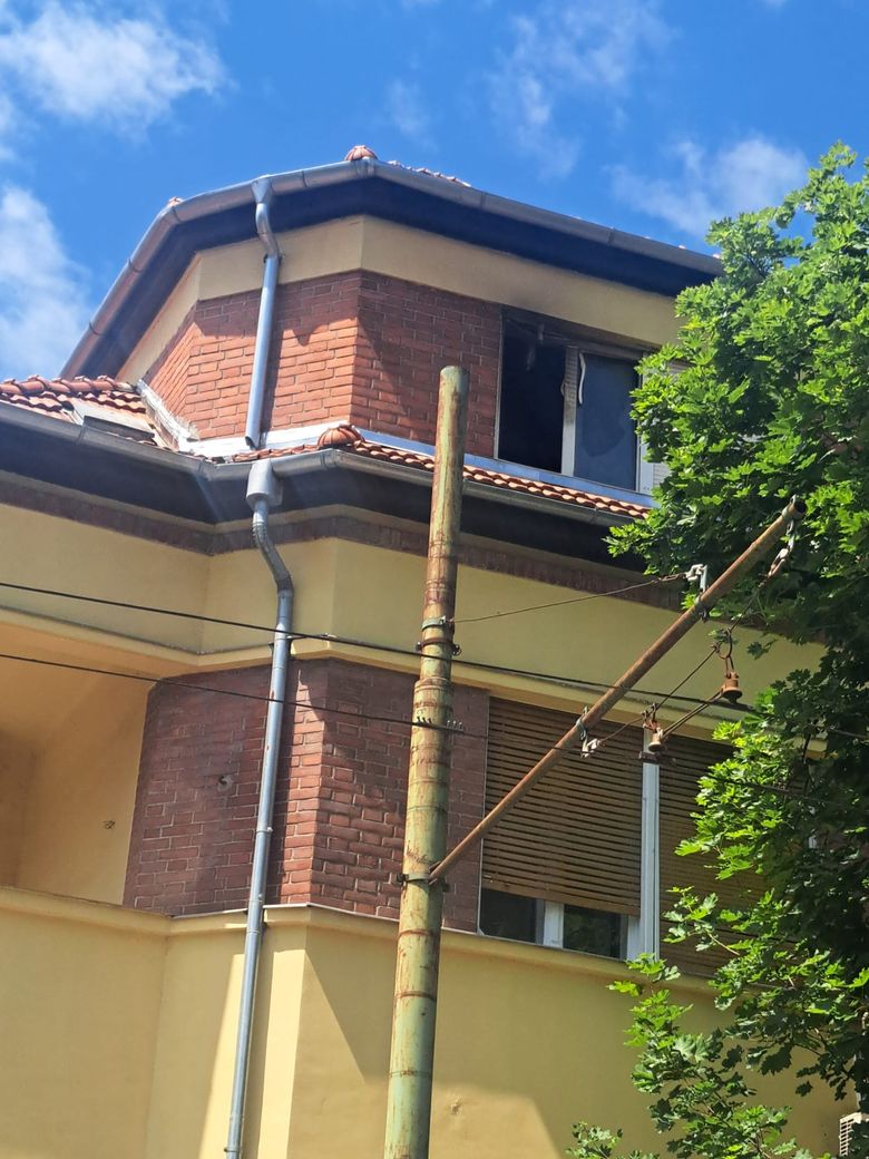 Flăcările au cuprins mansarda unei case din Timișoara