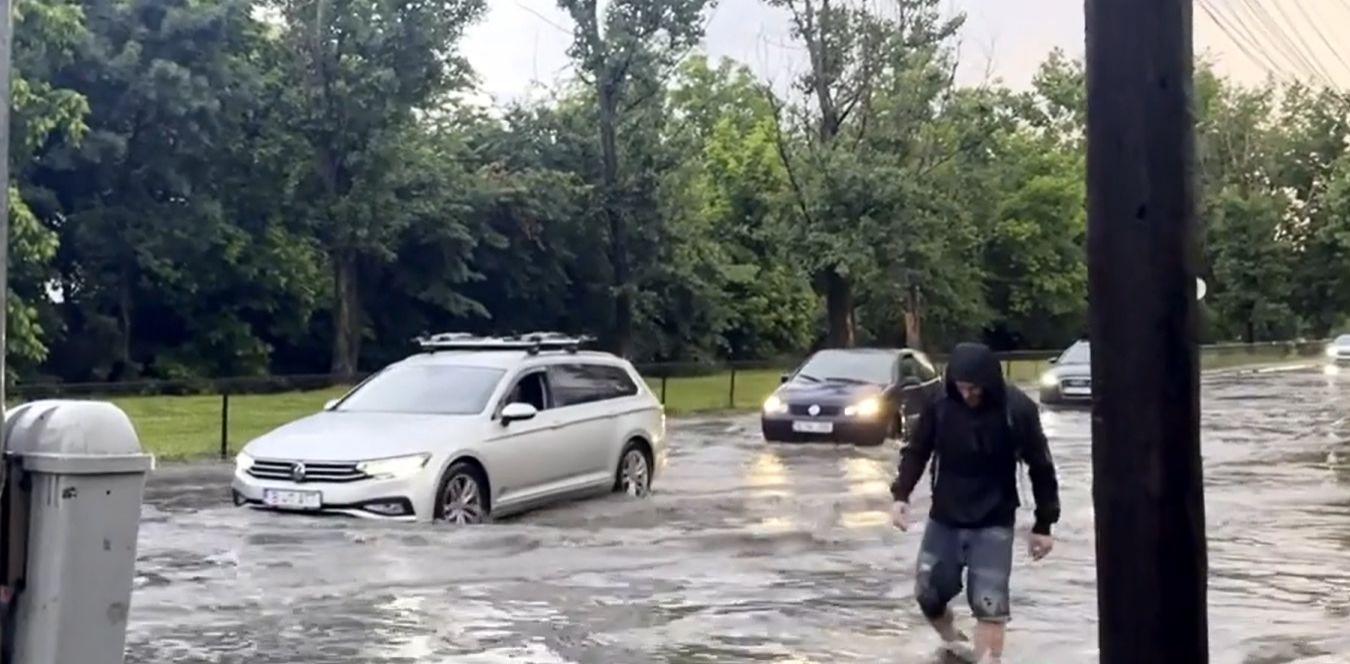 Vremea rea a făcut ravagii în România. Copacii căzuți au avariat mai multe mașini și clădiri, iar unele localități au fost inundate
