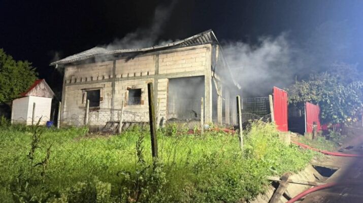 Foc puternic la o casă din Galați. Deflagrația a fost provocată de un fulger