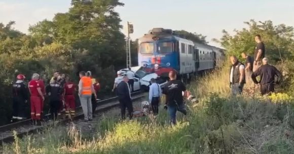 Două persoane s-au stins din viață după ce un tren a intrat &icirc;ntr-un autoturism &icirc;n Oradea
