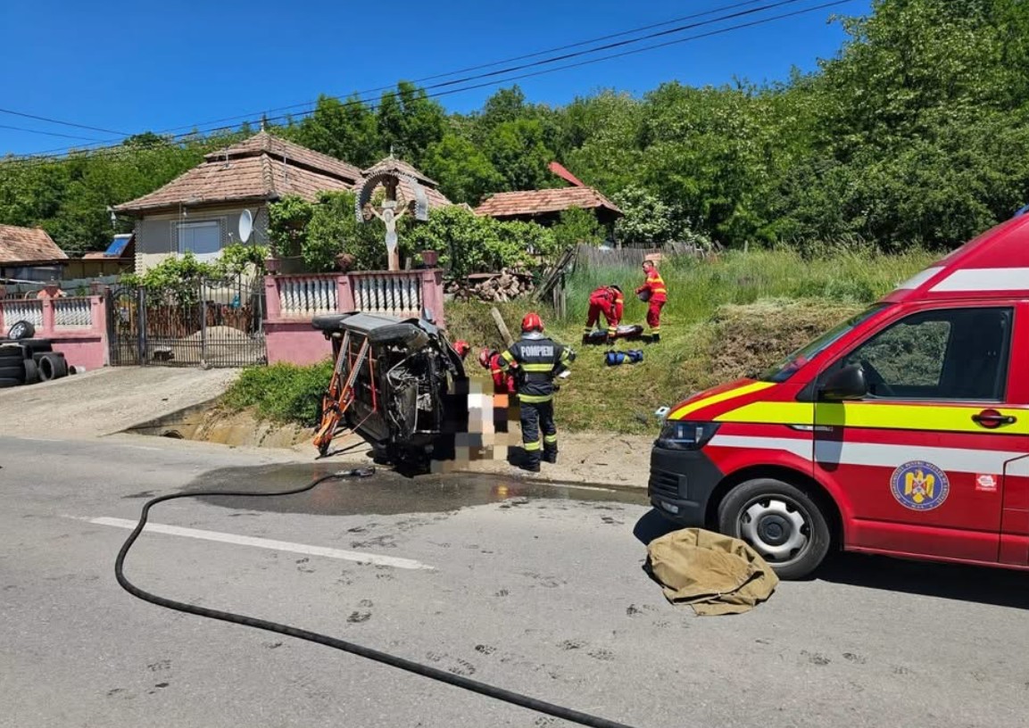 O femeie din județul Alba a sfârșit strivită de un autoturism care s-a răsturnat. Echipajele medicale nu au mai putut face nimic