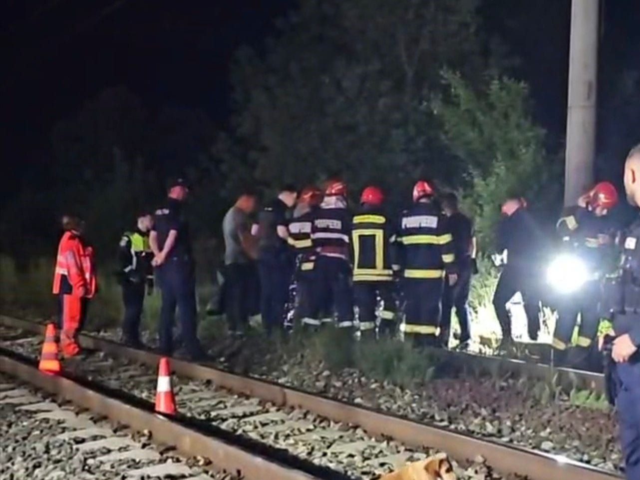 O femeie a fost strivită de tren, iar fetița pe care o ținea de mână a scăpat în mod miraculos, la Petroșani
