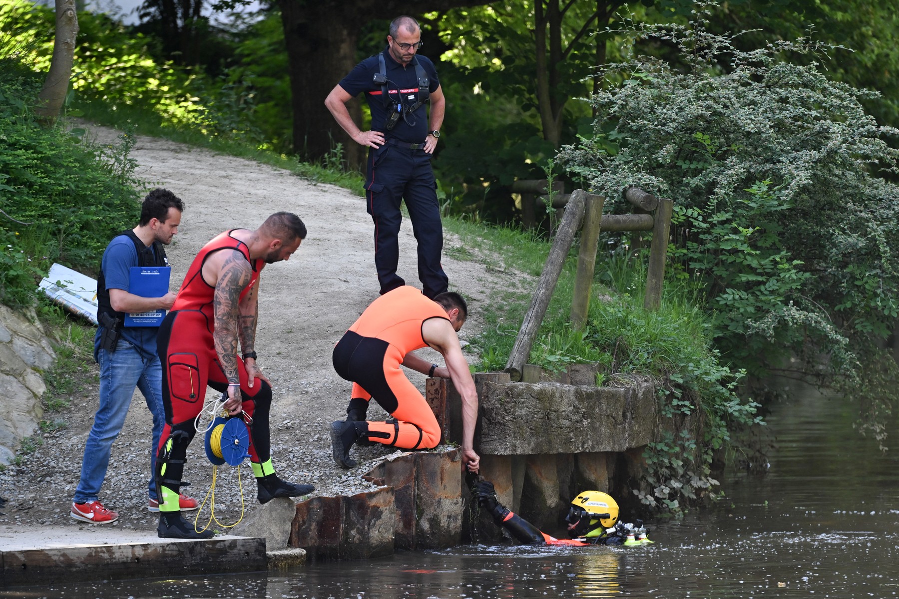 Un copil de 11 ani a fost strangulat de prietenii lui de 15 și 16 ani, în timp ce erau la pescuit. Agresorii ar fi vrut să se răzbune