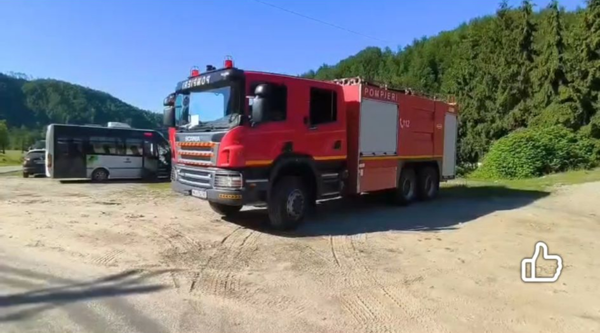 Patru persoane, printre care și doi copii minori, au ajuns la spital după ce două autoturisme s-au ciocnit violent pe un drum din Argeș