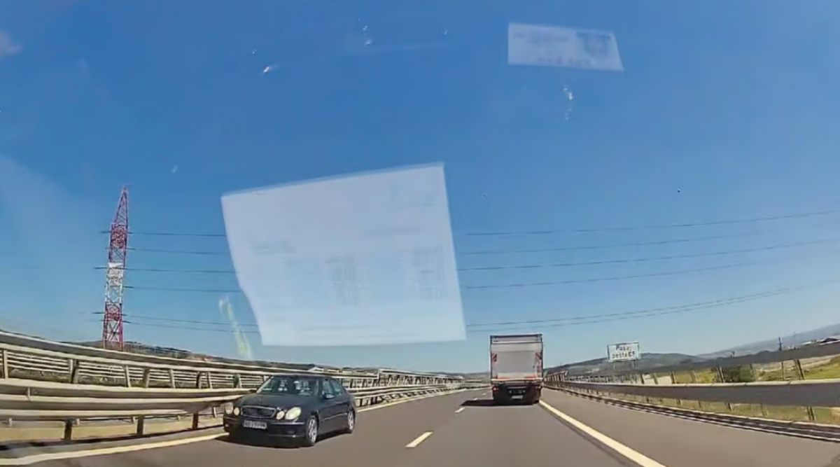 VIDEO Alertă pe Autostrada A1, Deva-Sebes, după ce un șofer a fost surprins în timp ce circula pe sensul opus. Bărbatului i s-a făcut rău după ce a fost oprit de polițiști