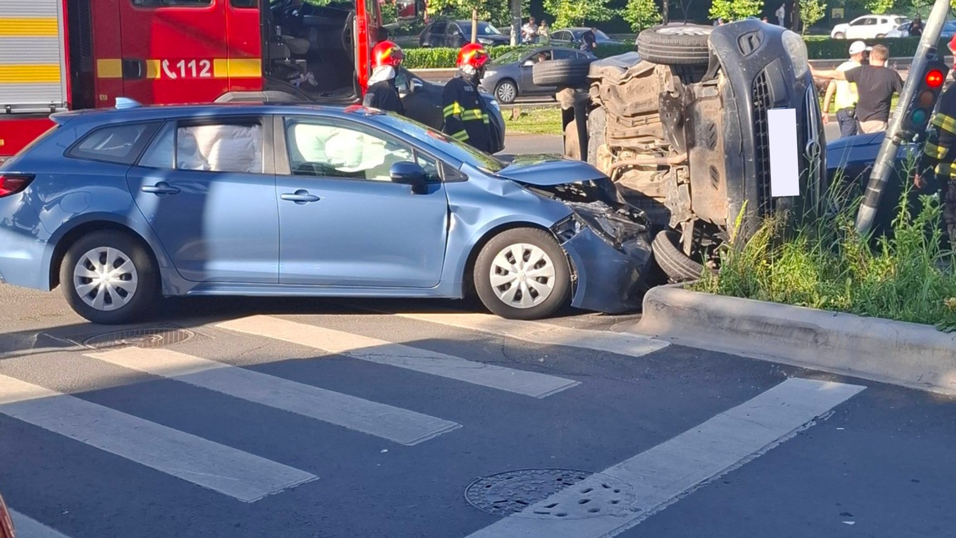 Două autoturisme s-au ciocnit violent într-o intersecție aglomerată din București! Circulația a fost îngreunată