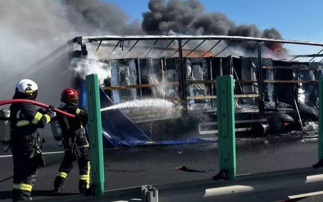 Foc puternic pe A1! Arde un autotren încărcat cu frigorifice