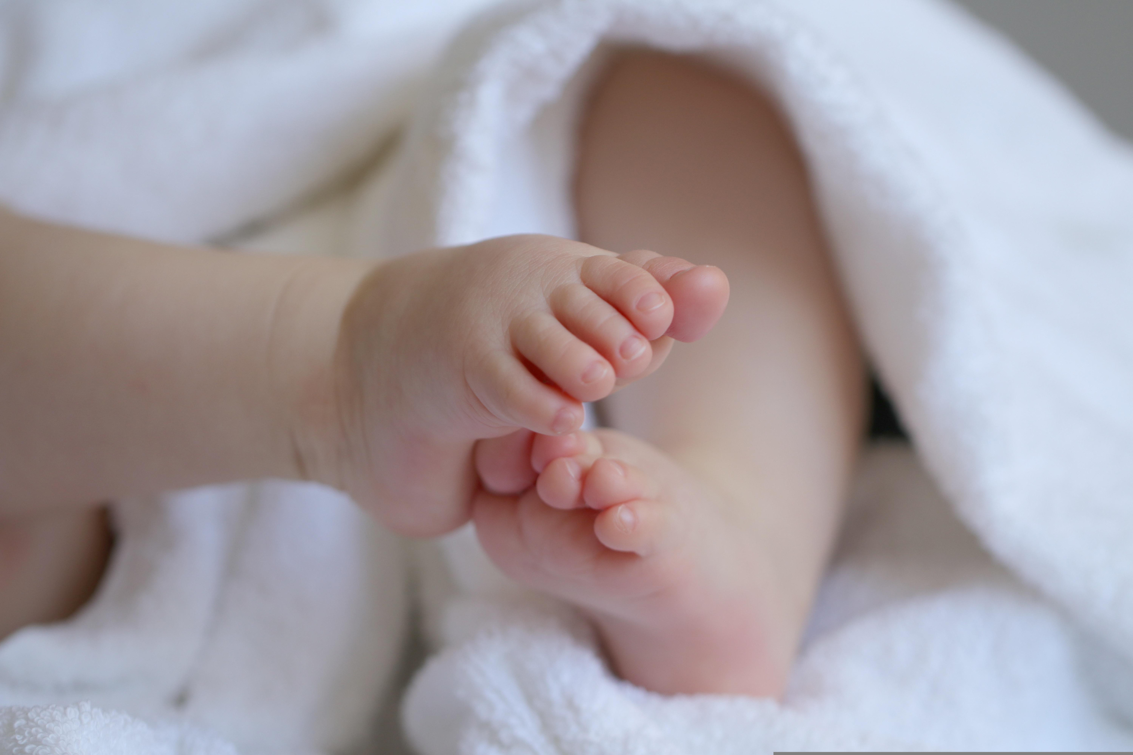 Un bebeluș s-a stins din viață la doar două zile după naștere. Părinții fac acuzații grave la adresa medicilor din Pașcani