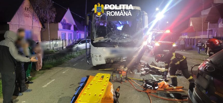 Cinci persoane au ajuns la spital după ce o mașină și un autobuz cu pasageri s-au ciocnit violent, în Maramureș