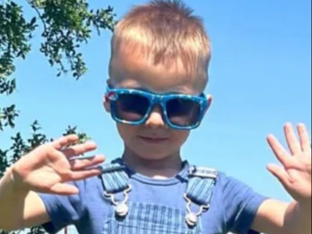 „A zis mami și a căzut ca secerat” Care au fost ultimele cuvinte ale băiețelului care s-a stins la un loc de joacă. Părinții povestesc clipele de groază