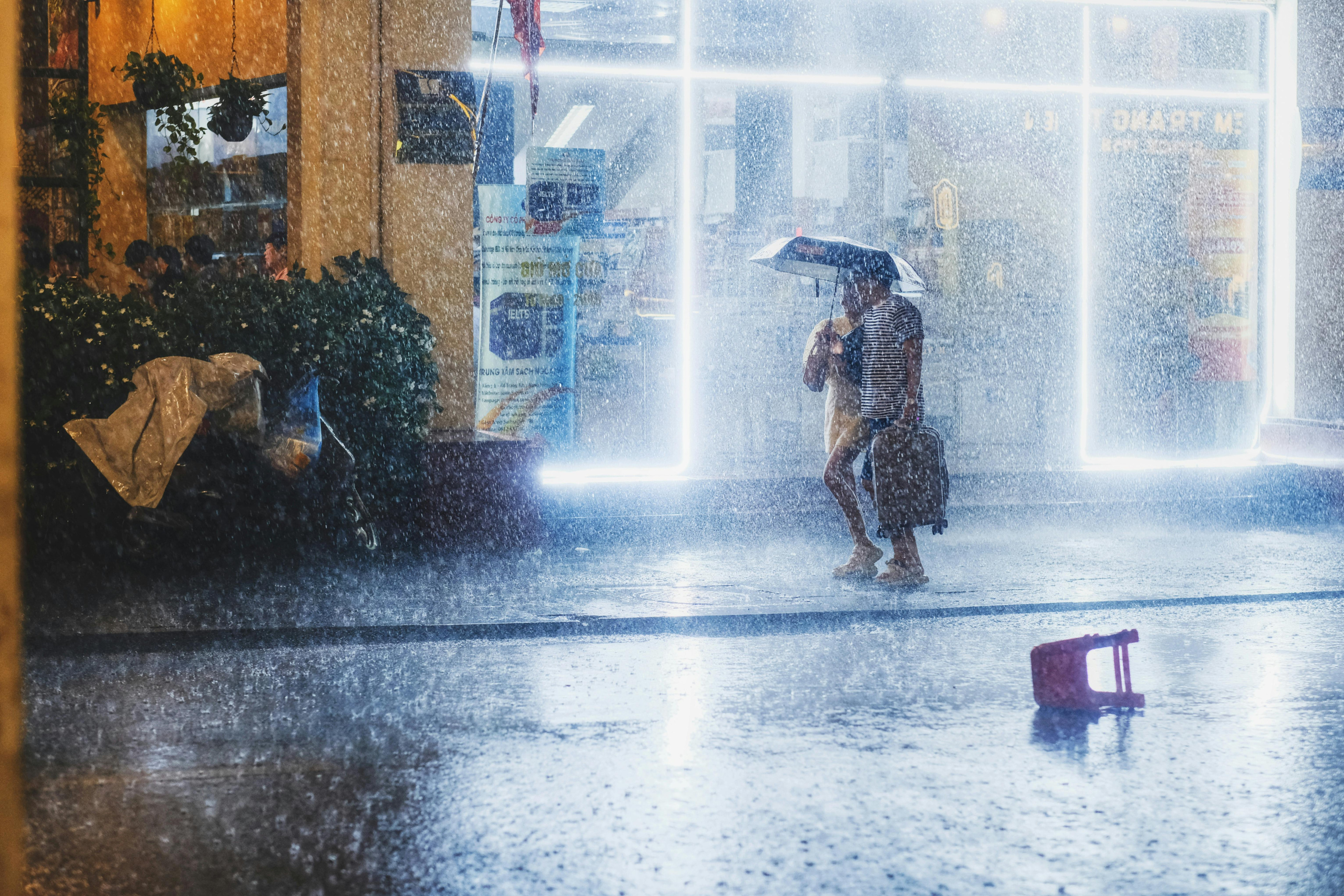 Alertă meteo! Cod galben de ploi torențiale și vijelii în 30 de județe!