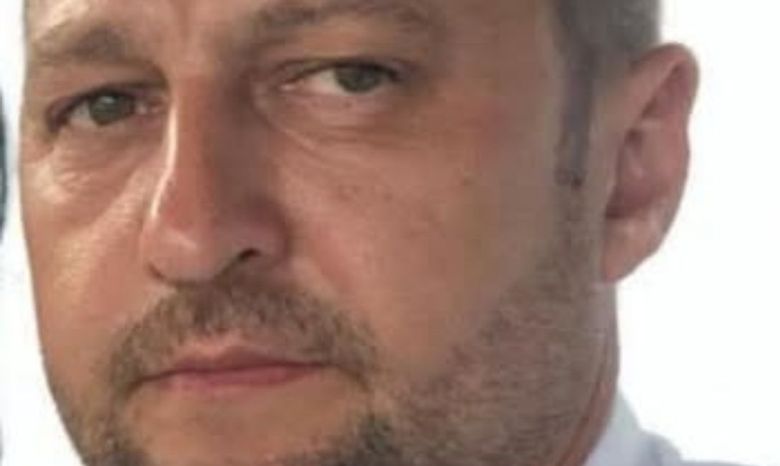 Un polițist de 50 de ani a fost înjunghiat de fiul său, în vârstă de 22 de ani, în mijlocul străzii.