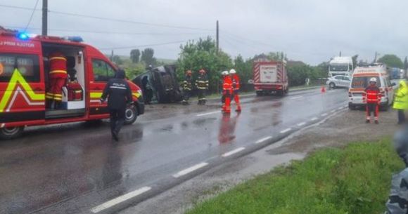 Un microbuz s-a răsturnat pe un drum din Suceava.