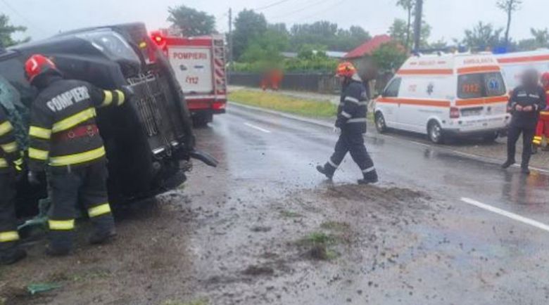 Un microbuz s-a răsturnat pe un drum din Suceava.