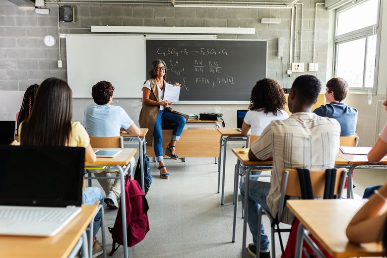 Elevi în sala de clasă