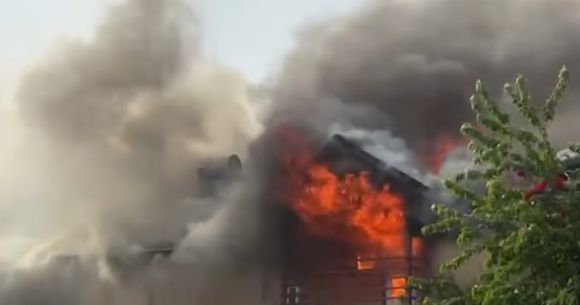 Arde o pensiune din Costinești.