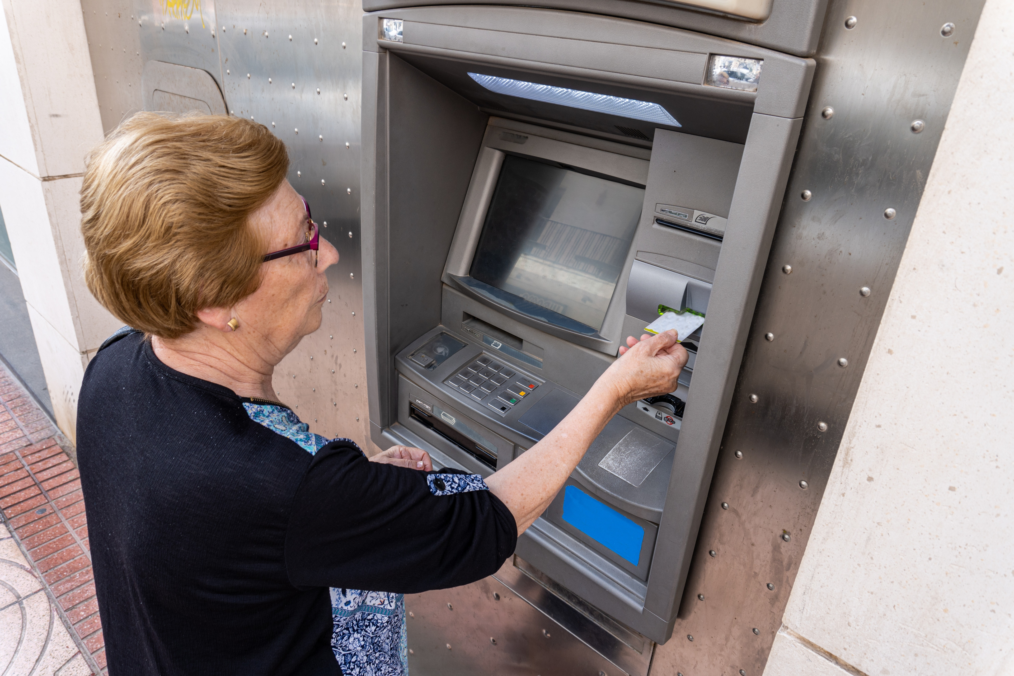 Pensionarii care primesc bani în plus în 2026. Când intră a doua tranșă a ajutorului financiar