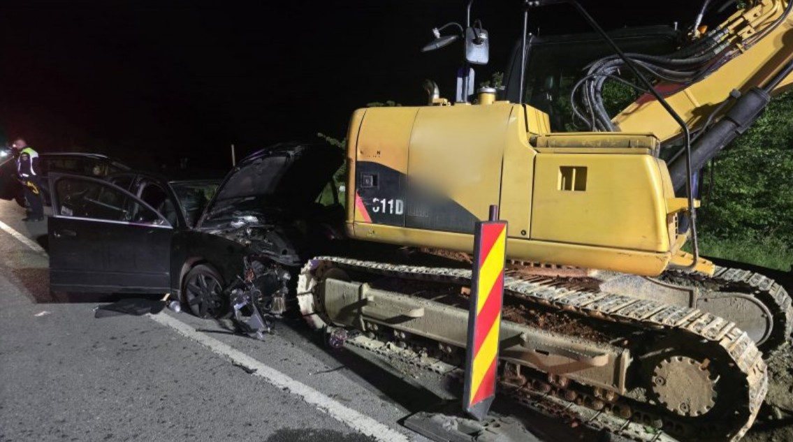 Cinci tineri au ajuns la spital după ce s-au izbit cu mașina de un buldoexcavator, în Cluj
