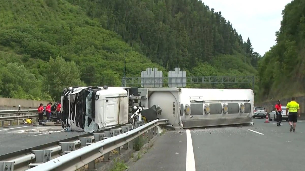 Cinci polițiști și-au pierdut viața după ce mașina în care se aflau a intrat într-un camion. Agenții se îndreptau spre un antrenament